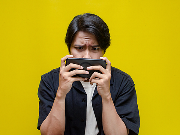 How Blue Light from Screens Affects Vision in Surprise