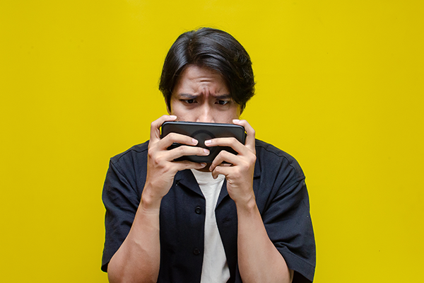 How Blue Light from Screens Affects Vision in Surprise